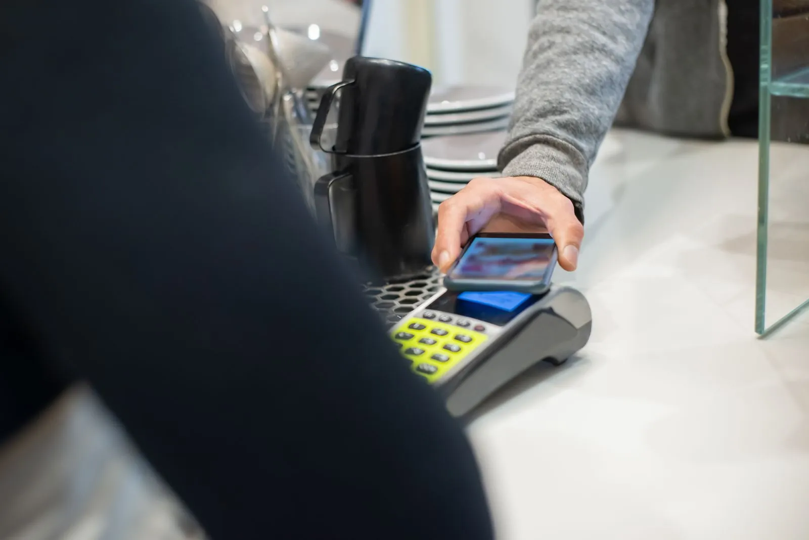 Ospite che paga un ordine con lo smartphone